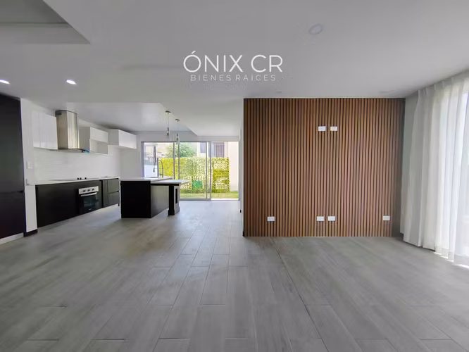 Hermosa Casa en Venta en Santa Ana | Inversión con Renta Activa