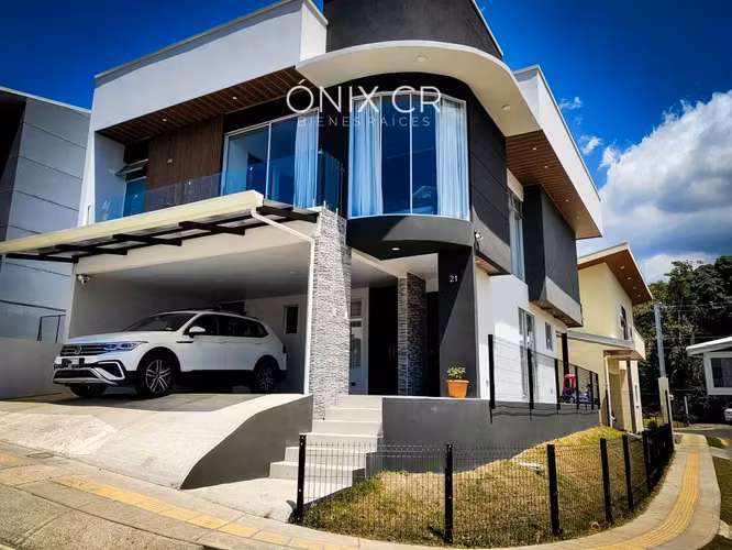 Hermosa Casa en Venta en Santa Ana | Inversión con Renta Activa