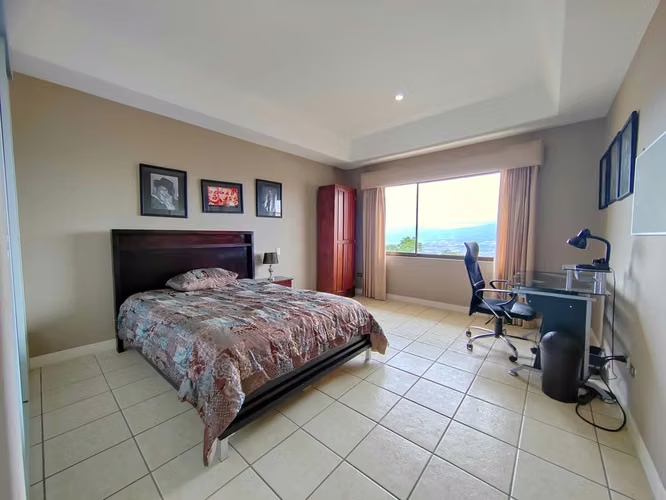 Casa en venta en Escazú con vista a las montañas y renta activa