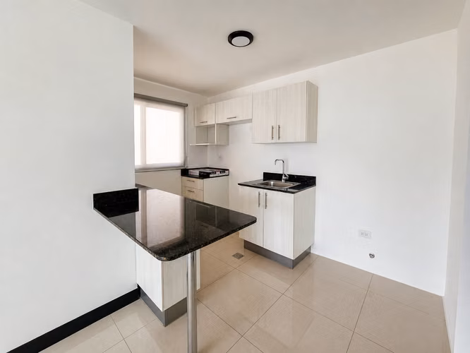 Condo6-26 3-Cuartos-2-banos-2 Parqueos $950/mes Agua & Mantenimiento Inc.