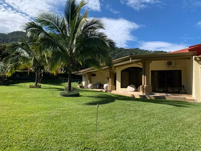 Luxury Single-Level Estate for Rent in an Exclusive Gated Community in Santa Ana