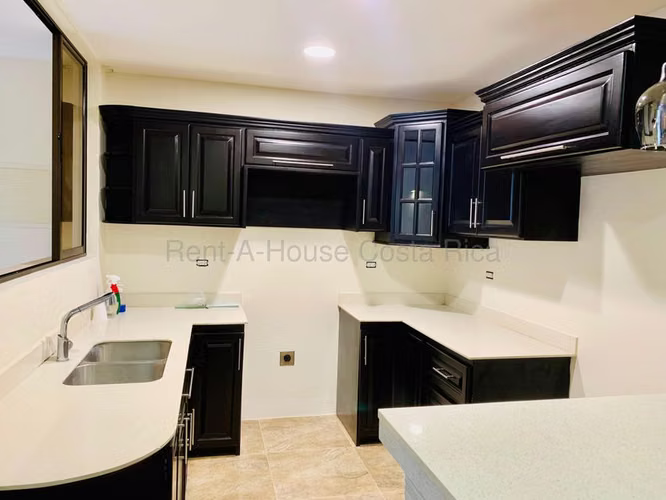 Venta de Casa con 2 Apartamentos en San Diego, La Unión.  Inversión