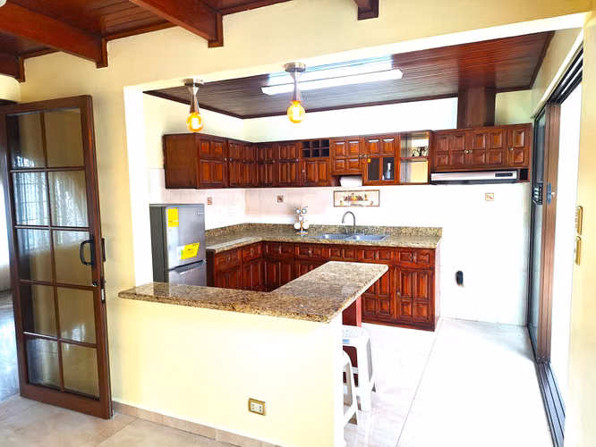 Propiedad con uso mixto cerca de La Sabana ideal para negocio o inversión ( CC 1369 - Imagen 3