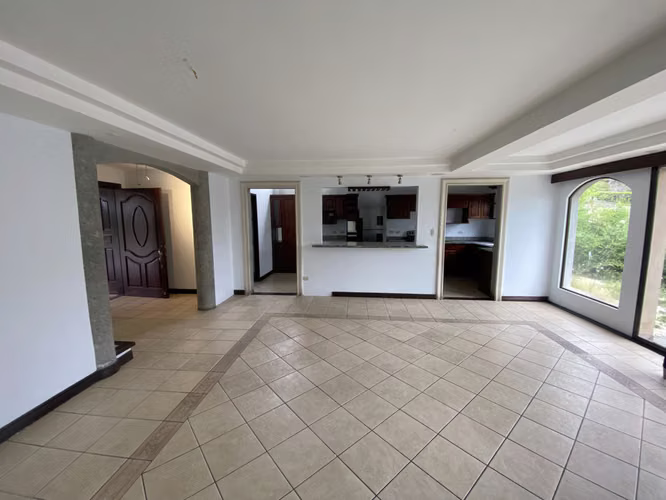 CASA DE OPORTUNIDAD EN ESCAZÚ