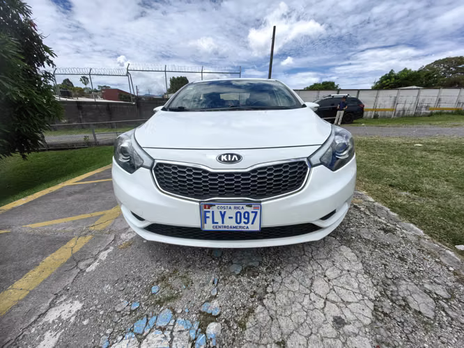 Kia Cerato automático | 98.363 km | Muy buen estado