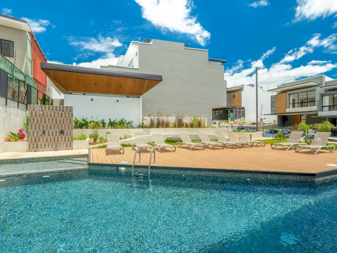 VENTA DE CASA EN CONDOMINIO EN ESCAZÚ GUACHIPELIN