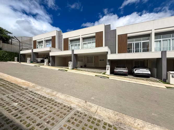 ALQUILER DE CASA EN CONDOMINIO LA VITA - SAN ANTONIO