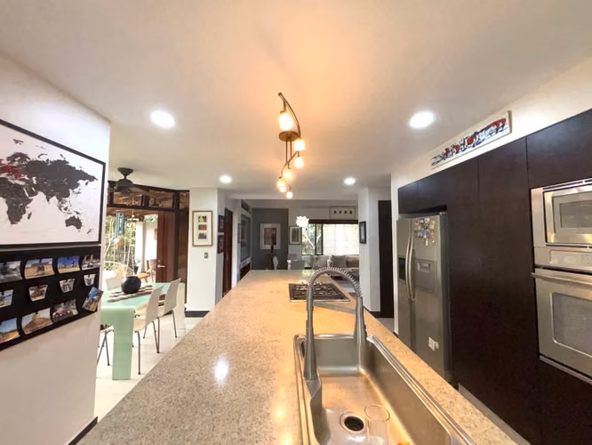 VENTA DE CASA CON PISCINA PROPIA EN VALLE DEL SOL
