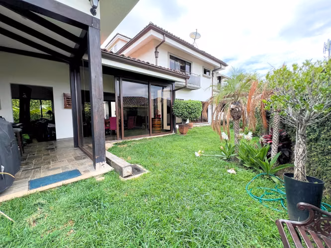 Casa de 5 Habitaciones con Oficina y Parqueo para 12 Vehículos | Jaboncillos de Escazú