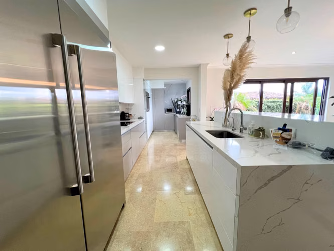 Casa de 5 Habitaciones con Oficina y Parqueo para 12 Vehículos | Jaboncillos de Escazú