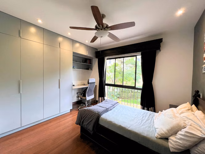 Casa de 5 Habitaciones con Oficina y Parqueo para 12 Vehículos | Jaboncillos de Escazú