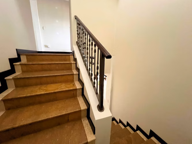 Casa de 5 Habitaciones con Oficina y Parqueo para 12 Vehículos | Jaboncillos de Escazú