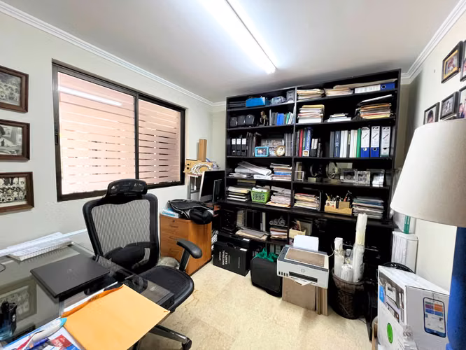 Casa de 5 Habitaciones con Oficina y Parqueo para 12 Vehículos | Jaboncillos de Escazú