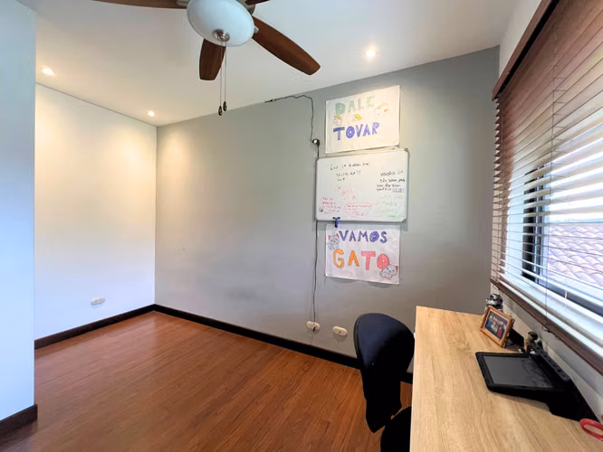 Casa de 5 Habitaciones con Oficina y Parqueo para 12 Vehículos | Jaboncillos de Escazú