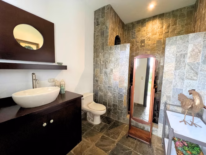 Casa de 5 Habitaciones con Oficina y Parqueo para 12 Vehículos | Jaboncillos de Escazú