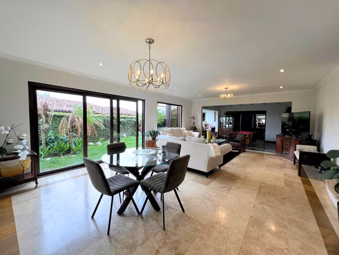 Casa de 5 Habitaciones con Oficina y Parqueo para 12 Vehículos | Jaboncillos de Escazú
