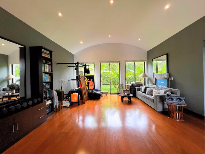 Casa de 5 Habitaciones con Oficina y Parqueo para 12 Vehículos | Jaboncillos de Escazú