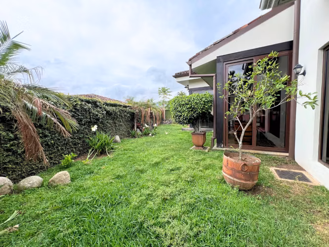 Casa de 5 Habitaciones con Oficina y Parqueo para 12 Vehículos | Jaboncillos de Escazú