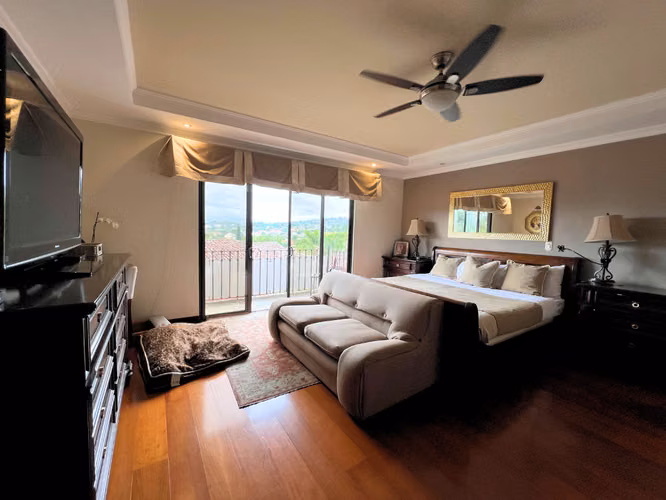 Casa de 5 Habitaciones con Oficina y Parqueo para 12 Vehículos | Jaboncillos de Escazú