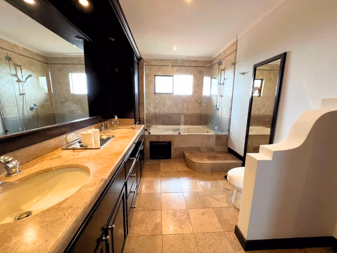 Casa de 5 Habitaciones con Oficina y Parqueo para 12 Vehículos | Jaboncillos de Escazú