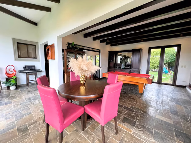 Casa de 5 Habitaciones con Oficina y Parqueo para 12 Vehículos | Jaboncillos de Escazú