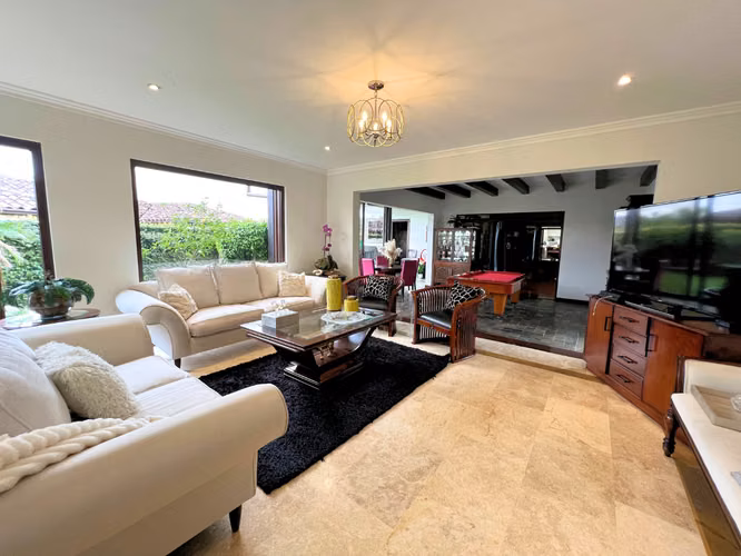 Casa de 5 Habitaciones con Oficina y Parqueo para 12 Vehículos | Jaboncillos de Escazú