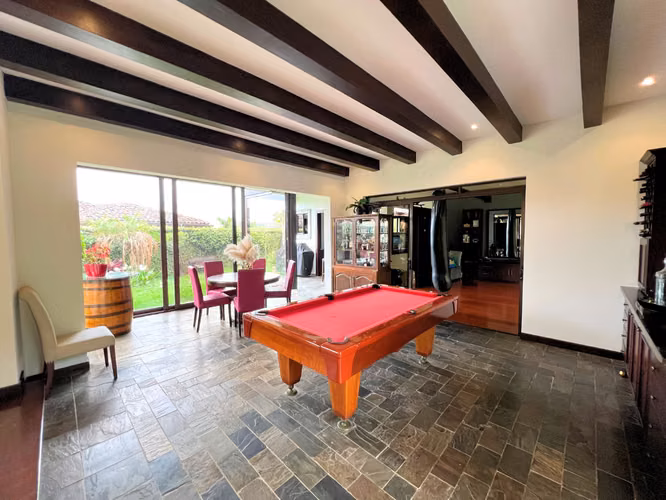 Casa de 5 Habitaciones con Oficina y Parqueo para 12 Vehículos | Jaboncillos de Escazú