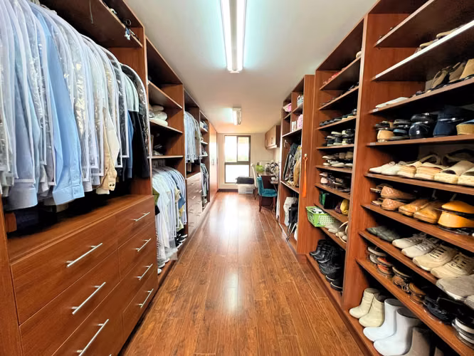 Casa de 5 Habitaciones con Oficina y Parqueo para 12 Vehículos | Jaboncillos de Escazú