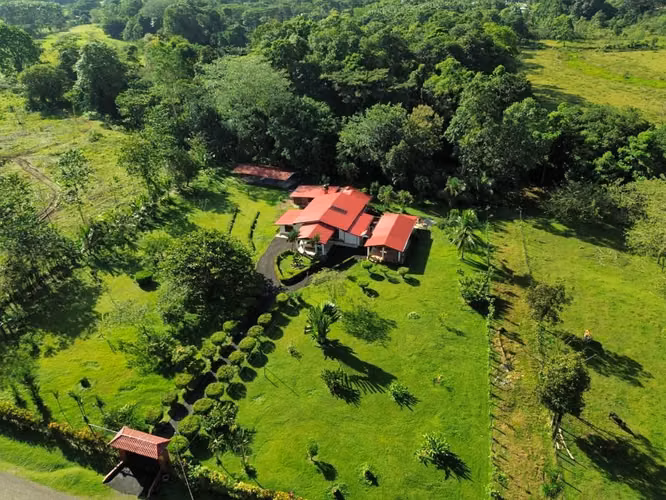 Dos hermosas casas con terreno de 15.000 m2 - Imagen 1
