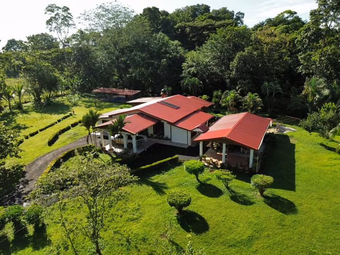 Dos hermosas casas con terreno de 15.000 m2 - Imagen 2