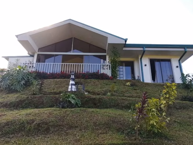 Casa con balcón, jardín y fauna — Ciudad Quesada