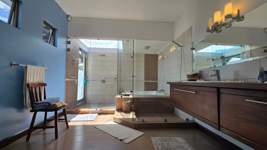 Residencia de 5 Hab, Oficina y Parqueo para 6 Carros – Santa Ana - Imagen 5