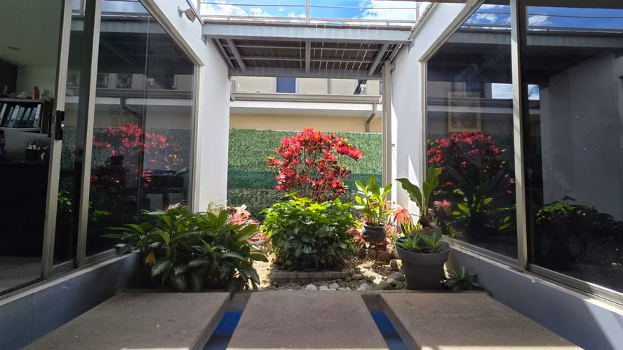 Residencia de 5 Hab, Oficina y Parqueo para 6 Carros – Santa Ana - Imagen 15