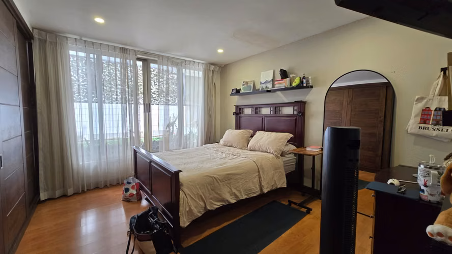 Residencia de 5 Hab, Oficina y Parqueo para 6 Carros – Santa Ana - Imagen 10