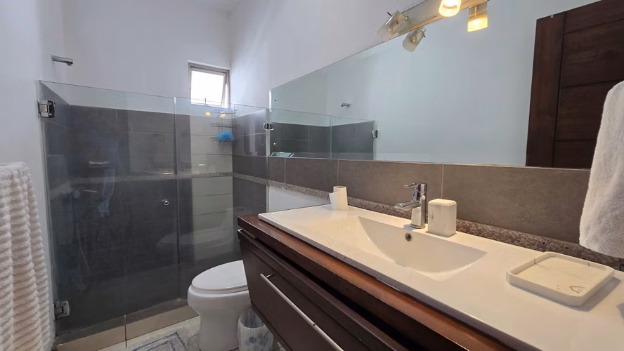 Residencia de 5 Hab, Oficina y Parqueo para 6 Carros – Santa Ana - Imagen 7