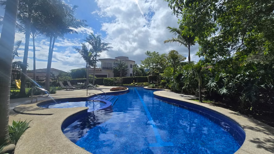 Residencia de 5 Hab, Oficina y Parqueo para 6 Carros – Santa Ana - Imagen 2