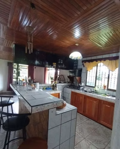 Propiedad con 3 casas, piscina, río y vista al Volcán Arenal | La Fortuna