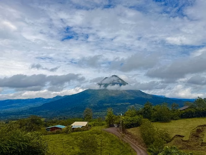 Casa de lujo de dos plantas con jacuzzi, sauna y vista al Arenal — Fortuna