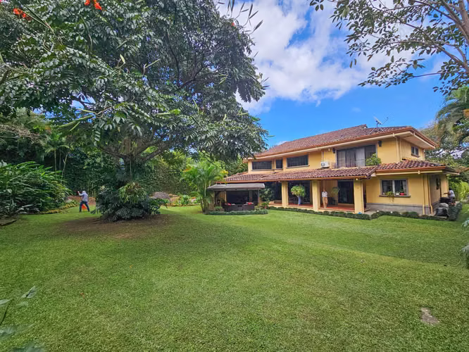 LUXURIOUS 570 M2 HOUSE WITH 2,244 M2 LOT IN SAN ANTONIO ESCAZU