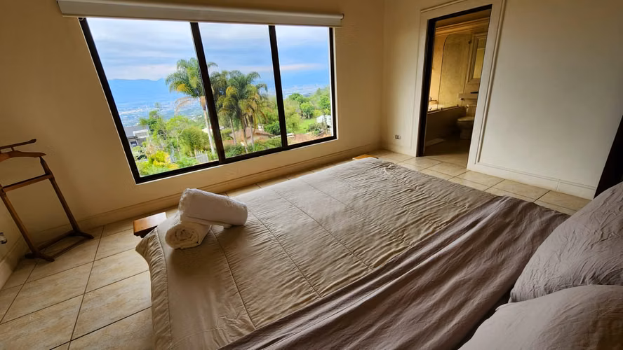LUJOSA CASA DE MONTAÑA CON VISTAS EN SAN ANTONIO ESCAZU - Imagen 11