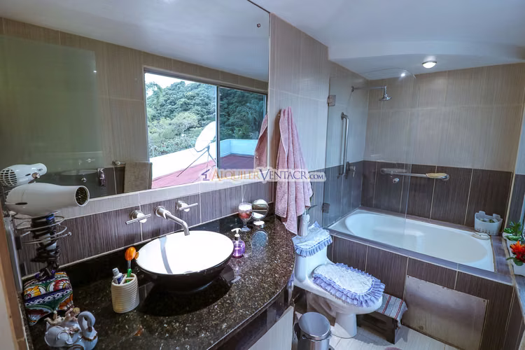 CASA CONTEMPORANEA CON PISCINA PROPIA Y VISTA EN SAN ANTONIO ESCAZU