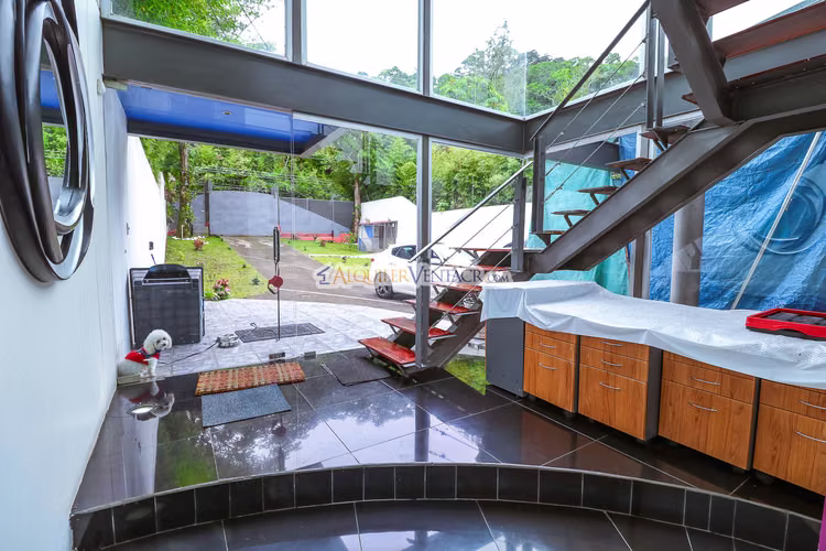CASA CONTEMPORANEA CON PISCINA PROPIA Y VISTA EN SAN ANTONIO ESCAZU
