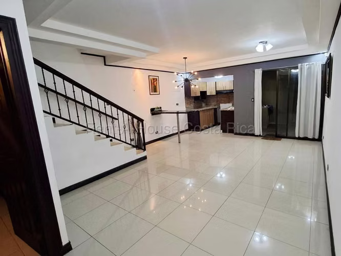 Venta de Casa en Residencial Monserrat - Concepción de Tres Ríos.