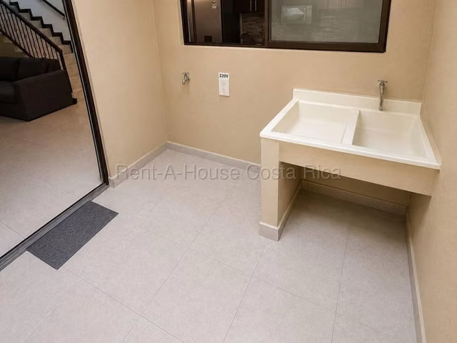 Venta de Casa en Residencial Monserrat - Concepción de Tres Ríos.