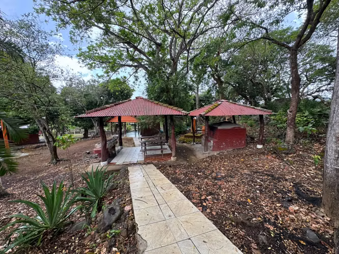 Finca 7 ha con casas y establos en Cañas Guanacaste