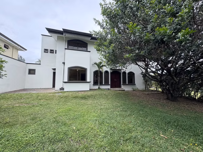 Venta de casa en Exclusivo Condominio -San Juan de La Unión