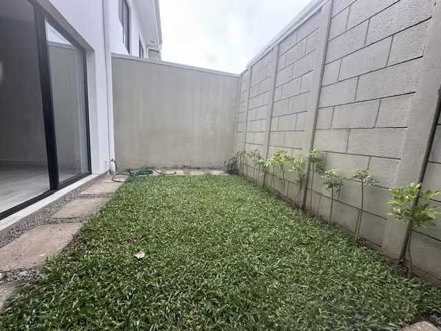 Comoda y Moderna casa en Alquiler en Guachipelin de Escazu con Linea Blanca - Imagen 16