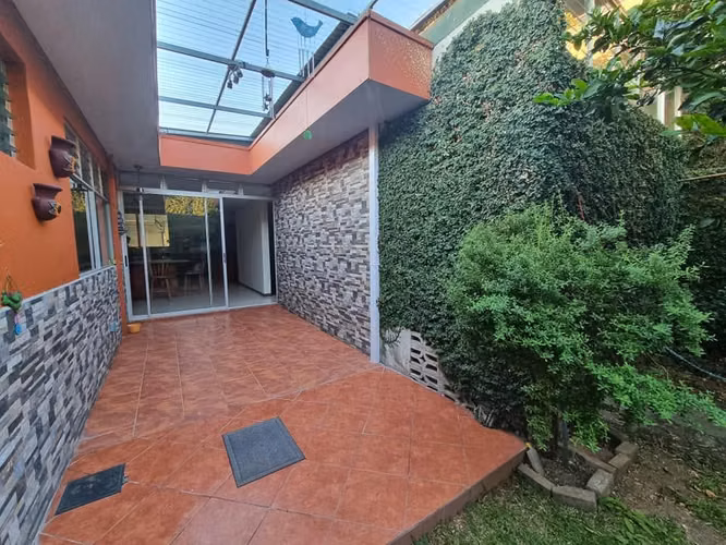 ALQUILO HERMOSA CASA EN LOS COLEGIOS CERCA DE LINCOLN MALL MORAVIA 4 DORMITORIOS