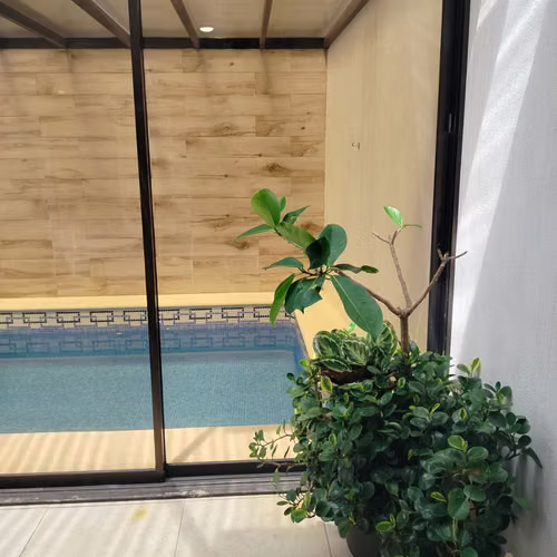 Casa con habitación en primer nivel en Guayabos, Curridabat