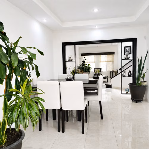 Casa con habitación en primer nivel en Guayabos, Curridabat